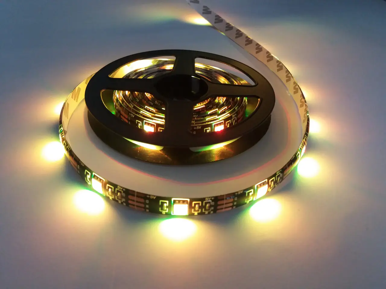 Стрічка світлодіодна RGB 5050 2м з пультом для підсвічування телевізора, монітора, меблів від USB - Зображення 10