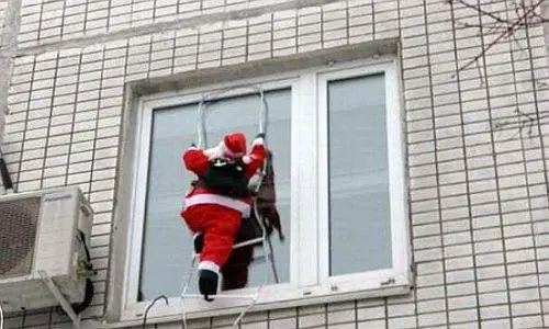 Вуличний декор фігура Дід Мороз на сходах, 120 см - Зображення 3