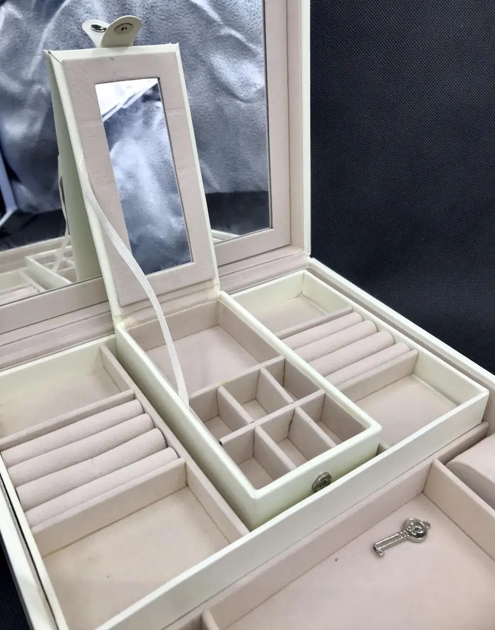 Скринька для прикрас стьобана з великим дзеркалом, що відкидається, маленька скринька всередині колір слонова кістка