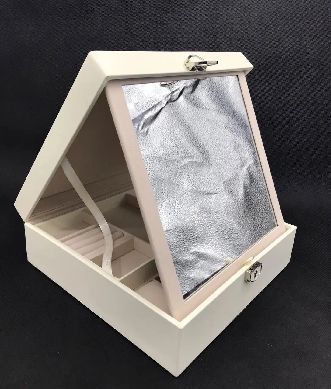 Скринька для прикрас стьобана з великим дзеркалом, що відкидається, маленька скринька всередині колір слонова кістка - Зображення 8