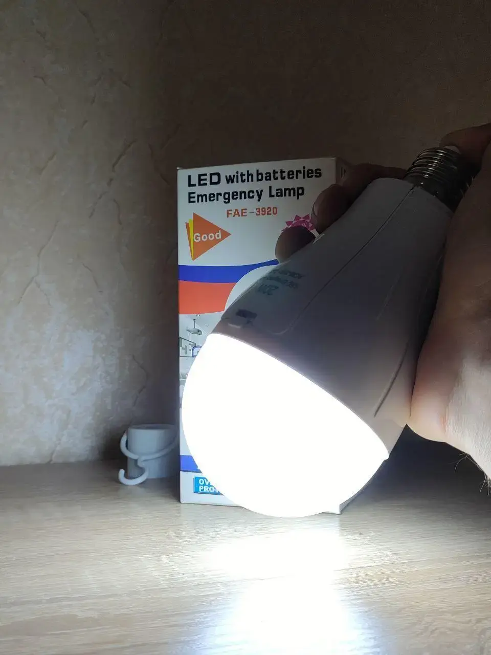 Аварійна світлодіодна лампа 20W з акумулятором на патрон лампочка Led акумуляторна під цоколь - Зображення 3