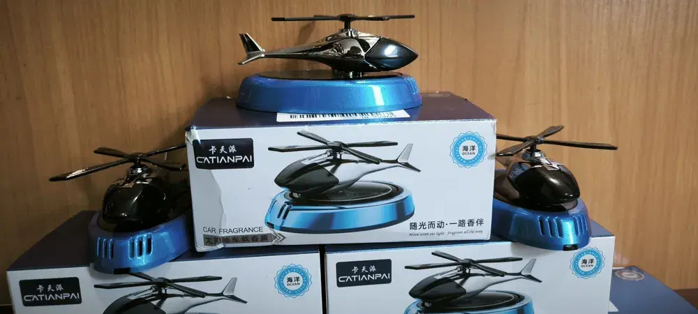 Автомобільний ароматизатор вертоліт з роздуванням на сонячній панелі + багаторазове просочення парфумів - Зображення 4