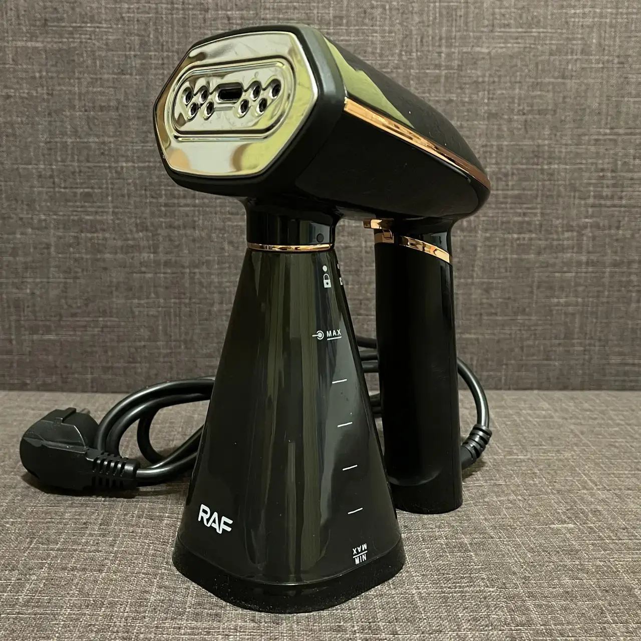 Парова ручна вертикальна праска-щітка RAF R-1272 потужний відпарювач для речей, одягу та білизни з насадками для делікатних тканин. - Зображення 3