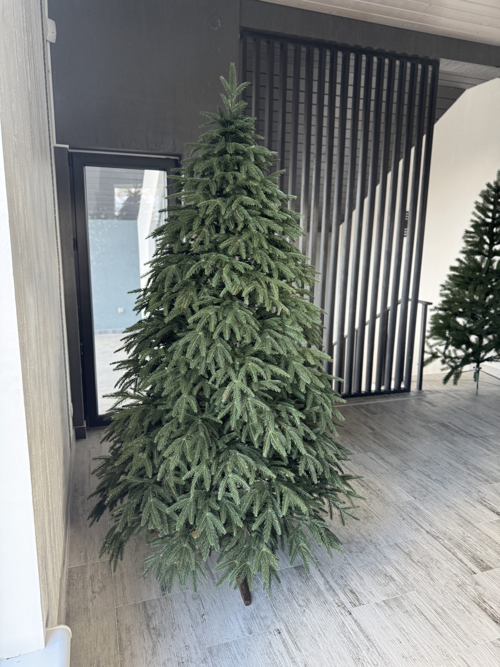 Ялинка лита штучна "Смерека" зелена на дерев'яній півдставці - Зображення 3