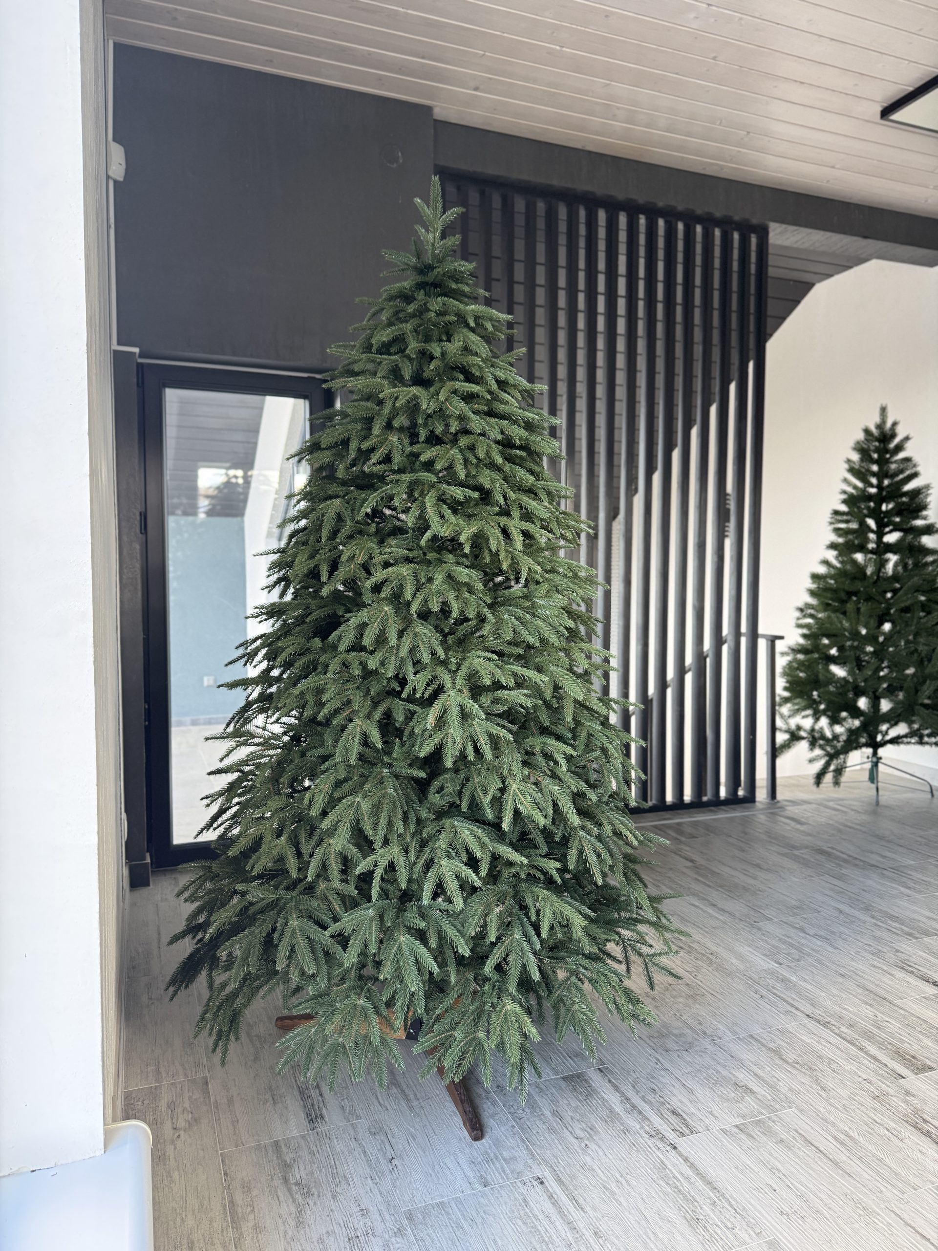 Ялинка лита штучна "Смерека" зелена на дерев'яній півдставці - Зображення 5