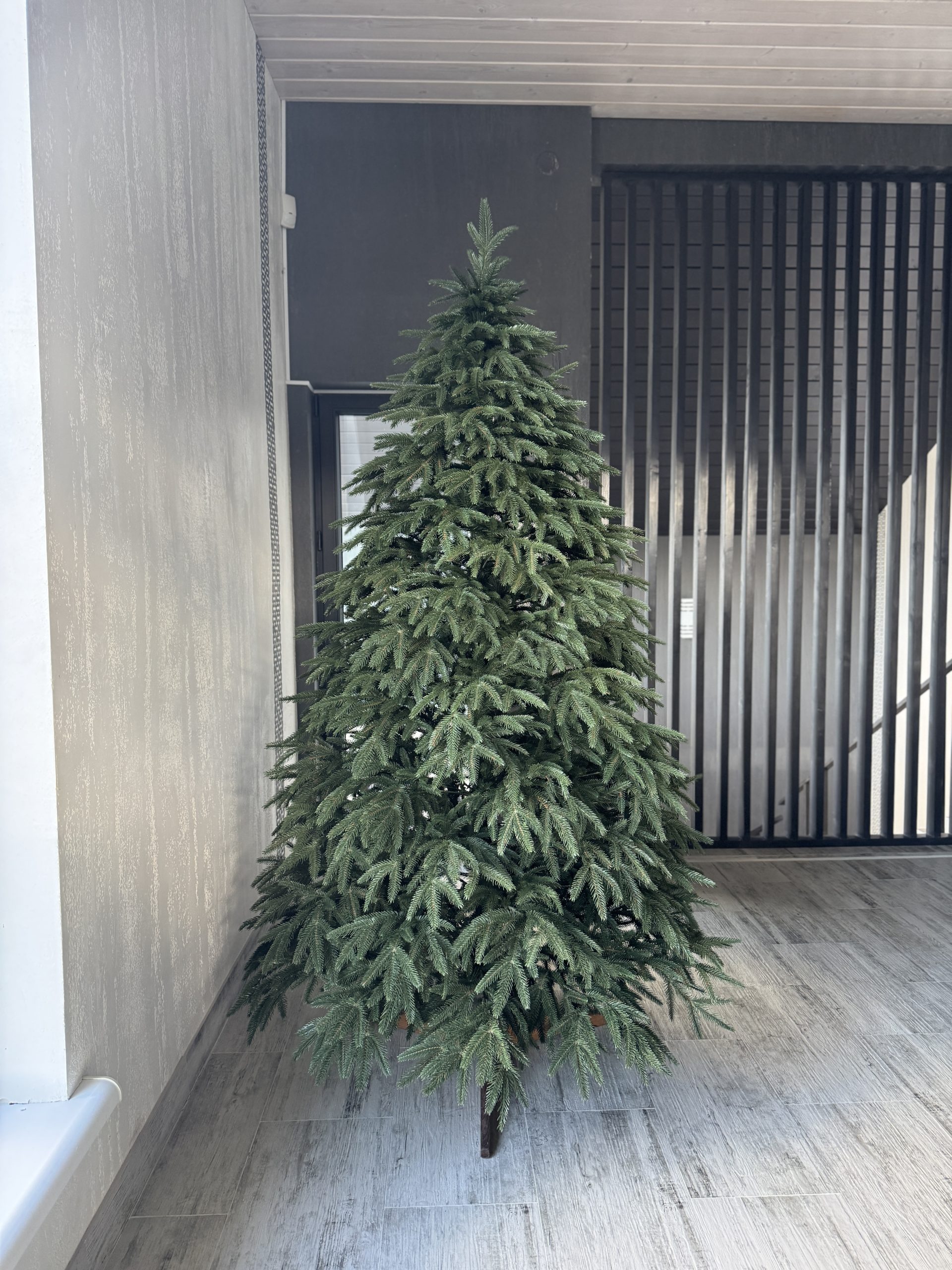 Ялинка лита штучна "Смерека" зелена на дерев'яній півдставці - Зображення 4