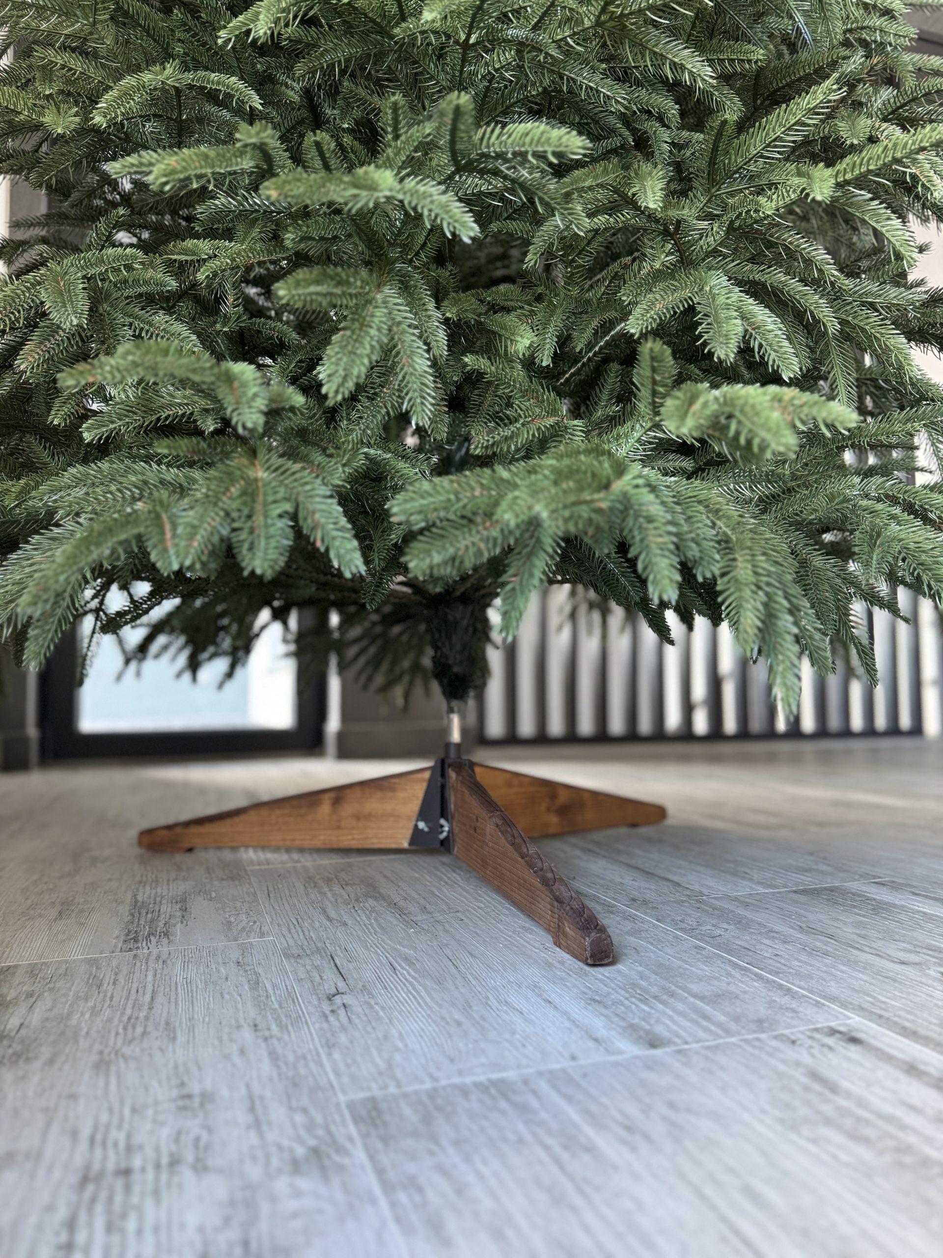 Ялинка лита штучна "Смерека" зелена на дерев'яній півдставці - Зображення 2